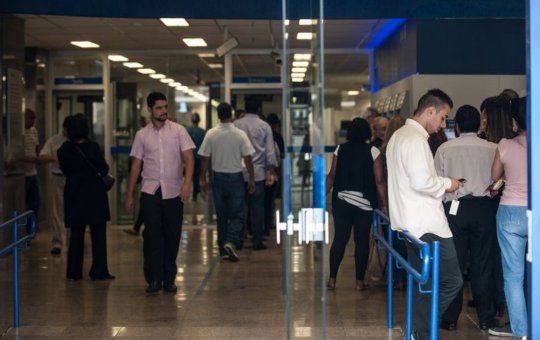 Câmara aprova projeto que pune discriminação de políticos