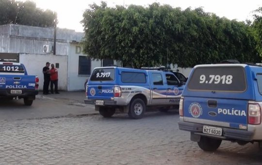 Jovem morre eletrocutada ao tentar colocar celular para carregar na Bahia