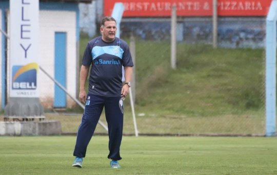 Vitória é cobrado por direito de imagem em álbum de figurinhas de 1988