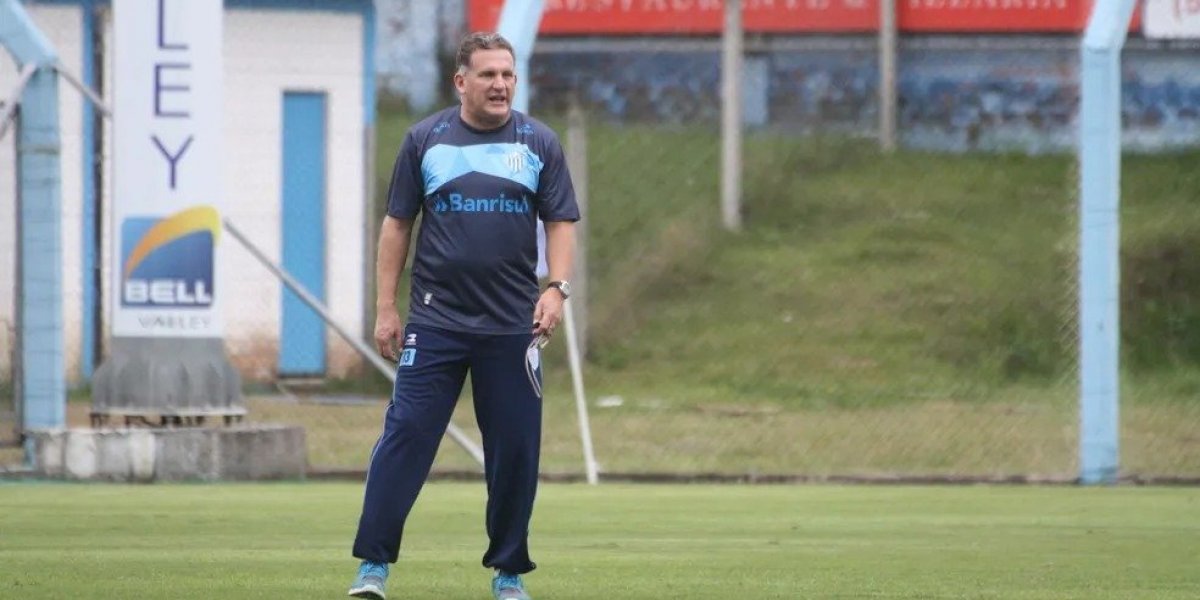 Vitória é cobrado por direito de imagem em álbum de figurinhas de 1988