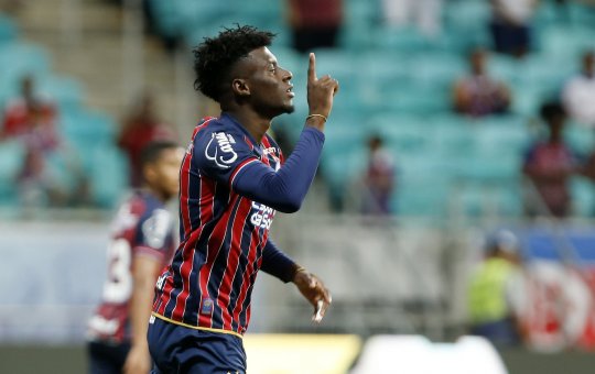 Sem se firmar no Bahia, Chavez vira única opção para lateral-esquerda