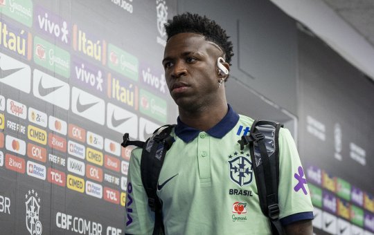 Advogado diz que torcedor do não foi racista com Vini Jr: "coçando as axilas"