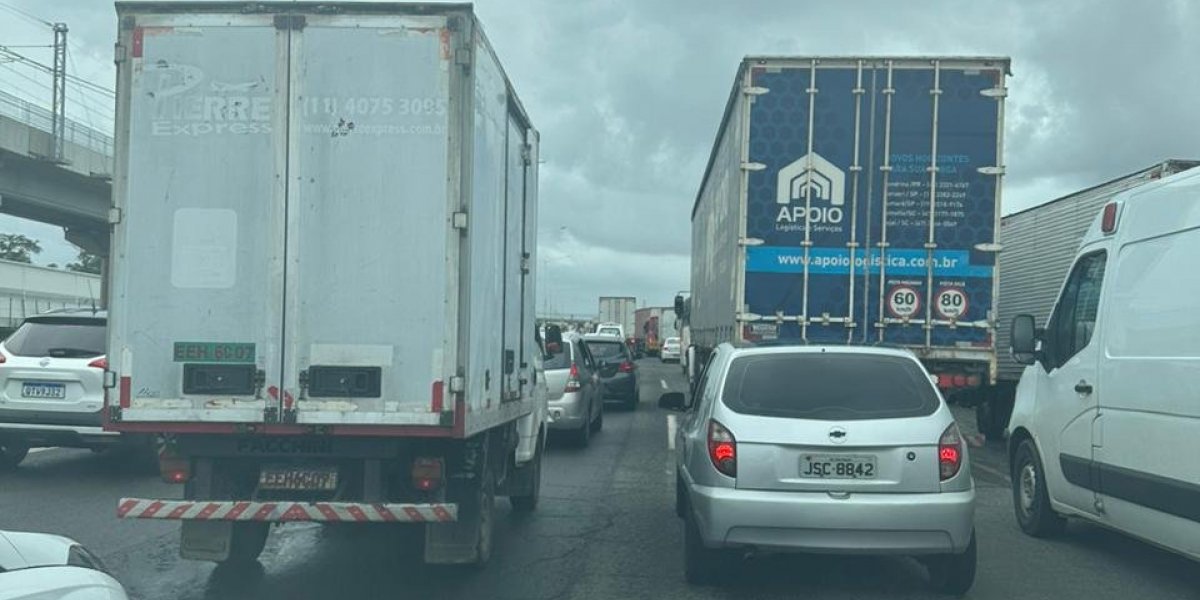 Saída para feriado de S. João tem tráfego lento na BR-324; veja horários de pico