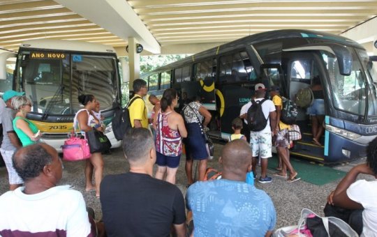 Rodoviária tem movimento intenso de passageiros; trânsito fica lento no entorno