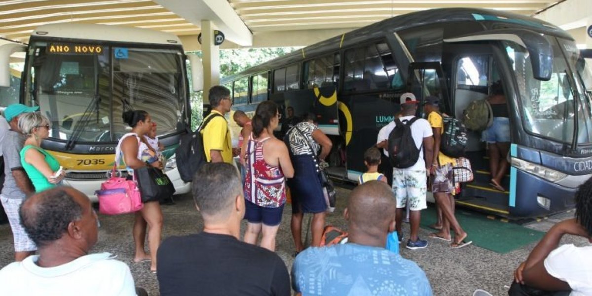 Rodoviária tem movimento intenso de passageiros; trânsito fica lento no entorno