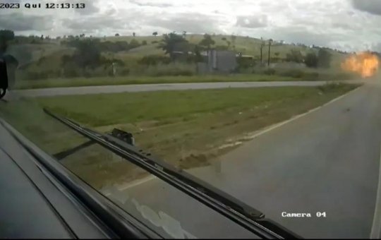Motorista morre após caminhão pegar fogo na BR-101, na Bahia; via é interditada