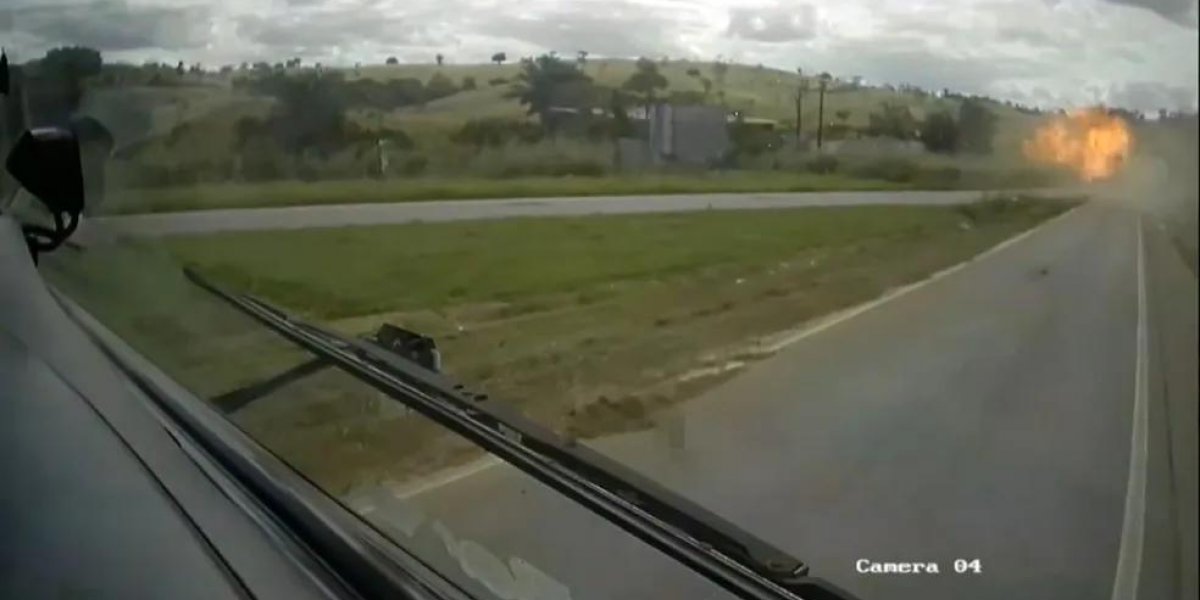 Motorista morre após caminhão pegar fogo na BR-101, na Bahia; via é interditada