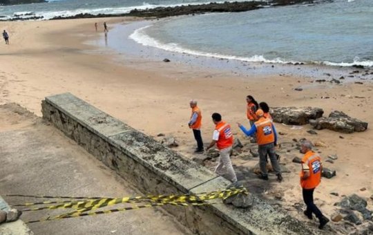 Contenção de pedra à beira-mar desaba em Ondina
