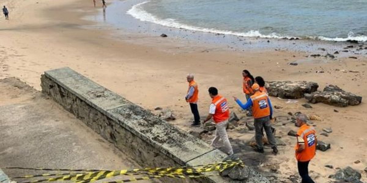 Contenção de pedra à beira-mar desaba em Ondina