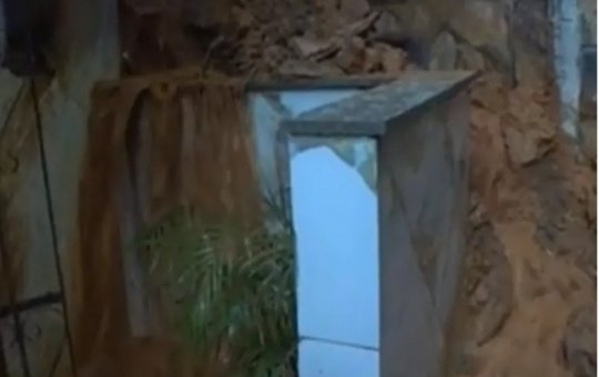 Tubulação de condomínio rompe e causa deslizamento de terra em Salvador