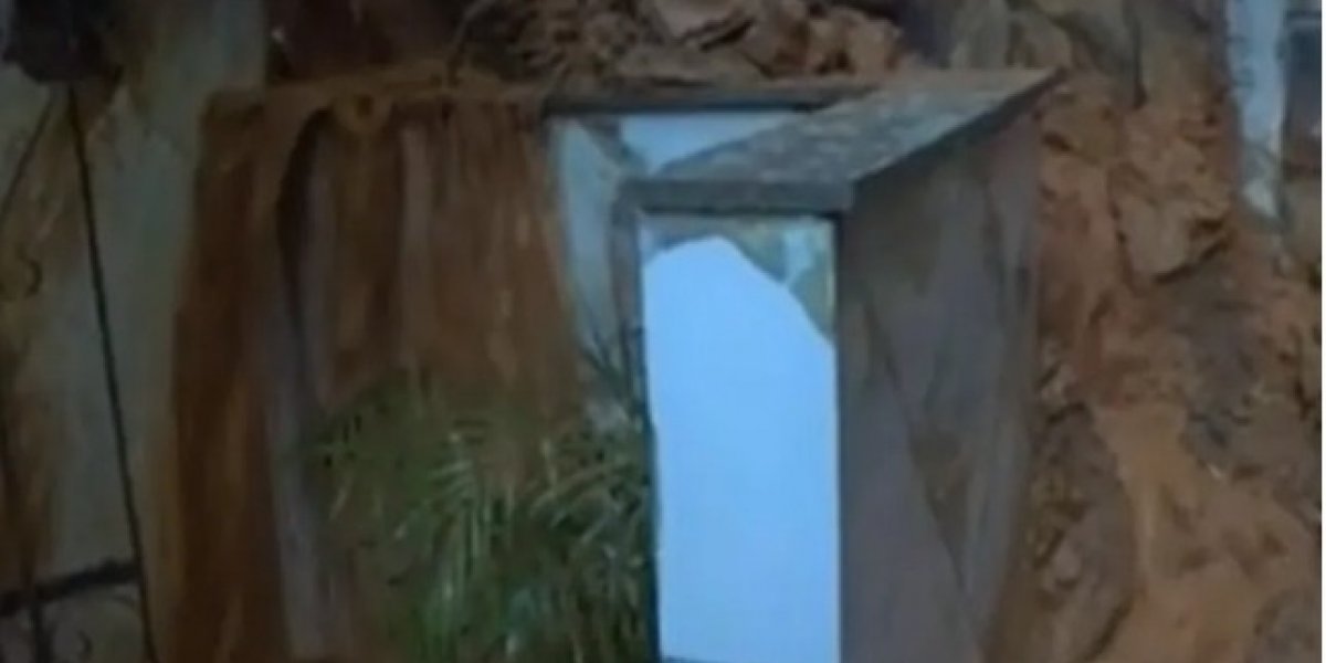 Tubulação de condomínio rompe e causa deslizamento de terra em Salvador