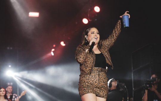 Mari Fernandez agita o público no Parque de Exposições