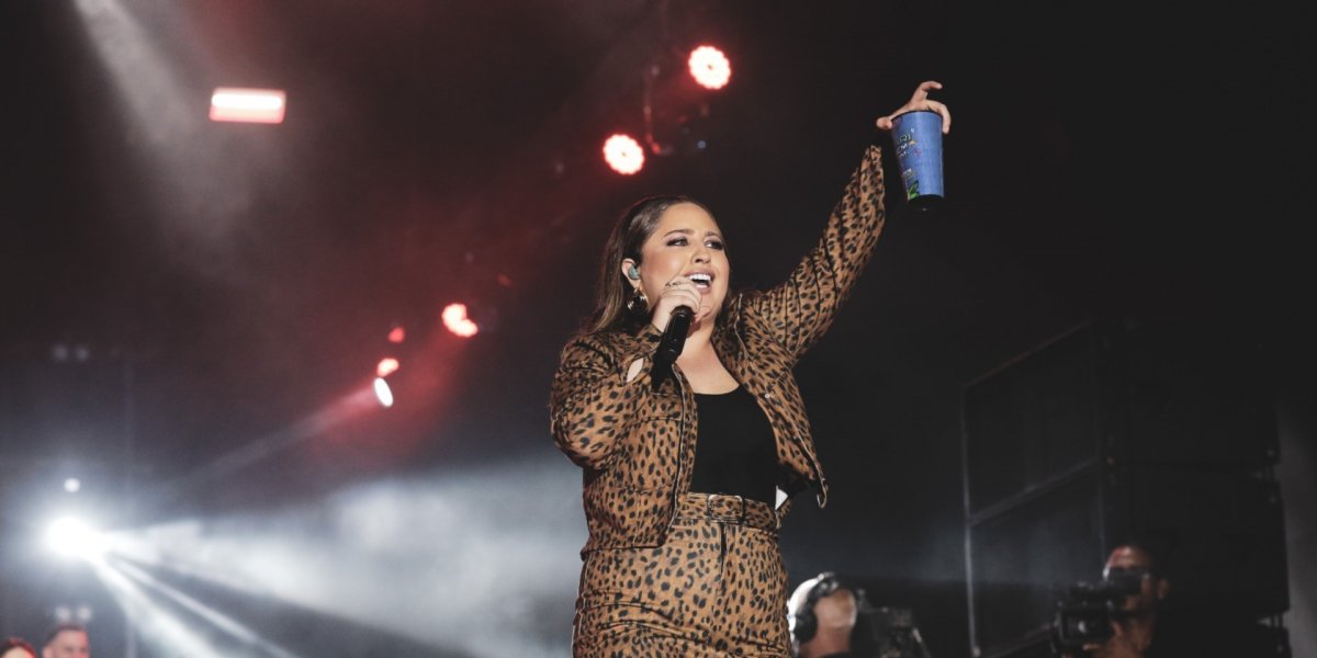 Mari Fernandez agita o público no Parque de Exposições