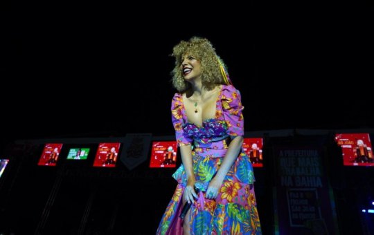 Vanessa da Mata emociona público no São João de Irecê; veja shows deste sábado