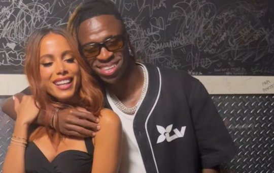 Anitta curte festa ao lado de Vini Jr e famosos em Miami