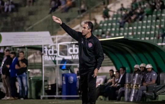 Léo Condé lamenta nova derrota do Vitória na Série B: "Partida bem abaixo"