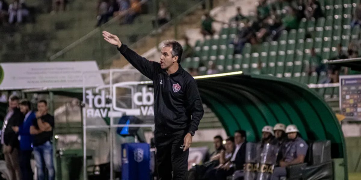 Léo Condé lamenta nova derrota do Vitória na Série B: "Partida bem abaixo"