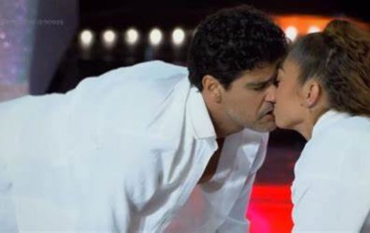 Ju Paiva recebe 'beijo técnico' em Dança dos Famosos