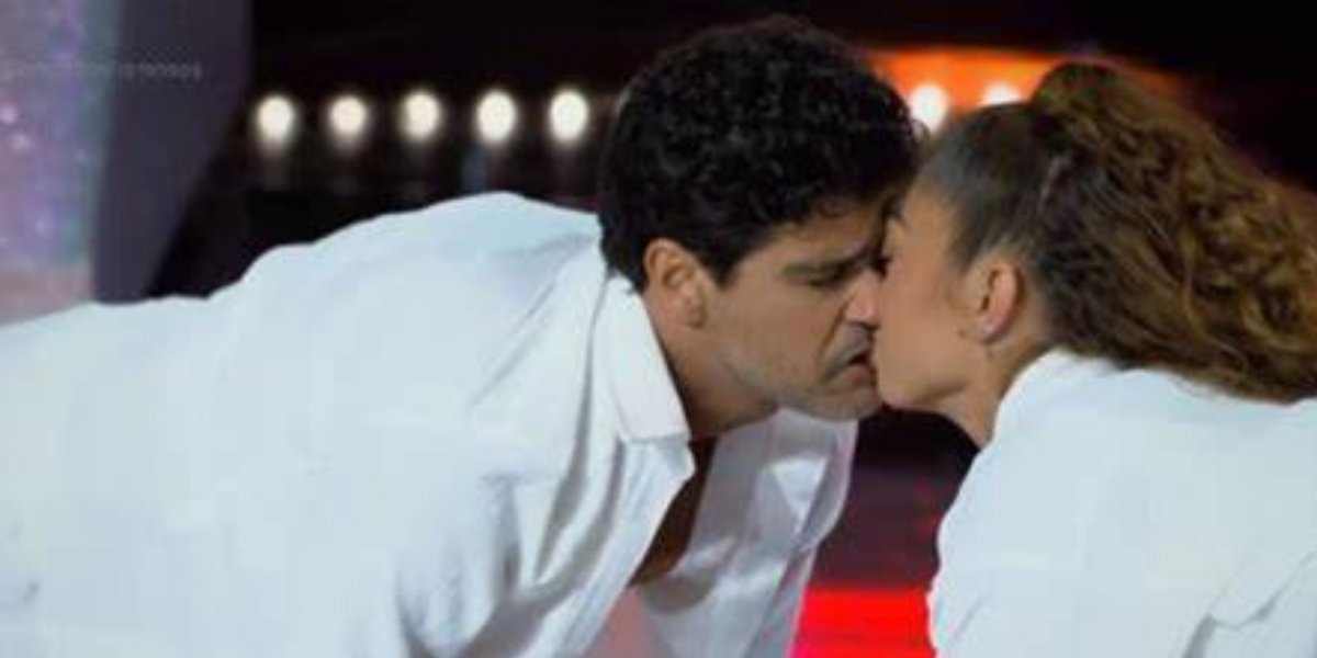 Ju Paiva recebe 'beijo técnico' em Dança dos Famosos