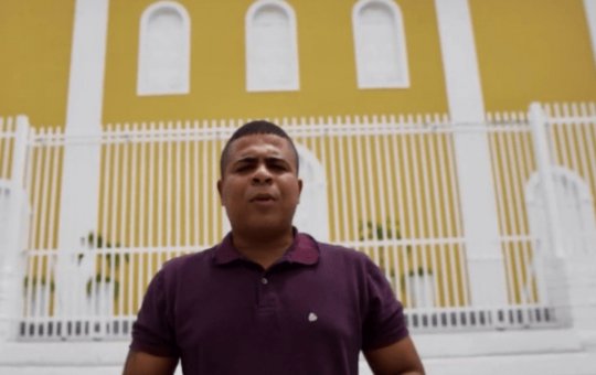 Vereador de Sebastião do Passé corta nome de prefeita de camisa de festa