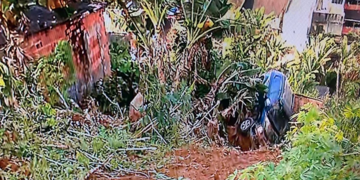 Carro atinge casa após cair de ribanceira no bairro de Mata Escura, em Salvador