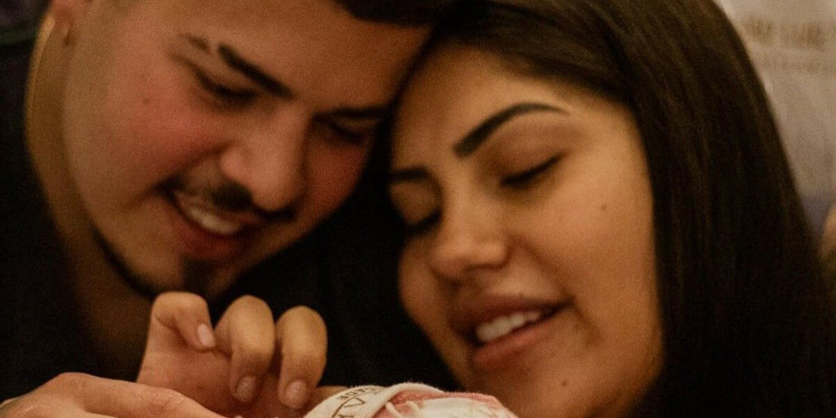 Estefany Boro deixa maternidade com a filha