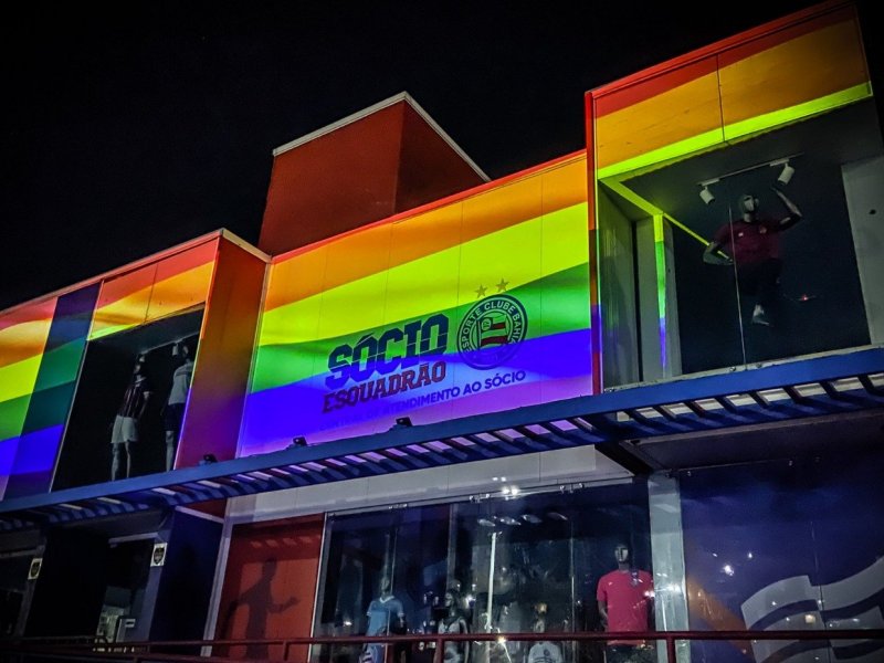 Bahia muda as cores da Loja Esquadrão em homenagem ao Dia do Orgulho LGBT