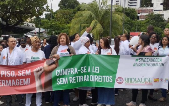 Profissionais de enfermagem protestam em Salvador por piso salarial da categoria