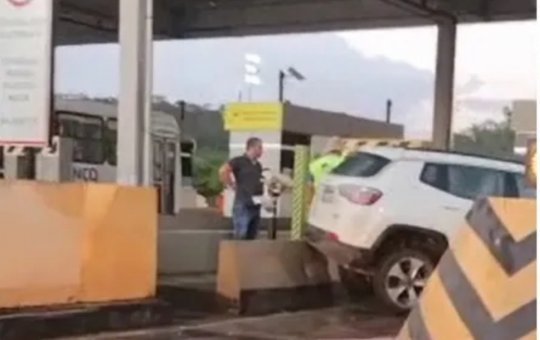 Carro bate em mureta de concreto e fica preso em barreira de pedágio na BA-535