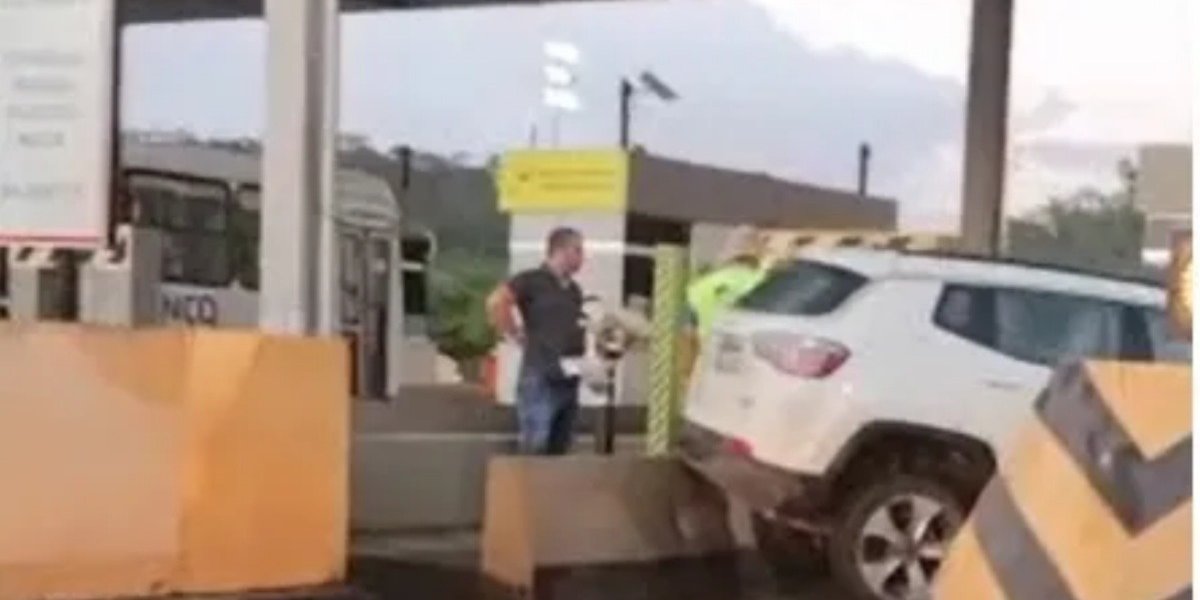 Carro bate em mureta de concreto e fica preso em barreira de pedágio na BA-535