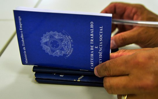 Desemprego recua 8,3% no trimestre encerrado em maio, diz IBGE