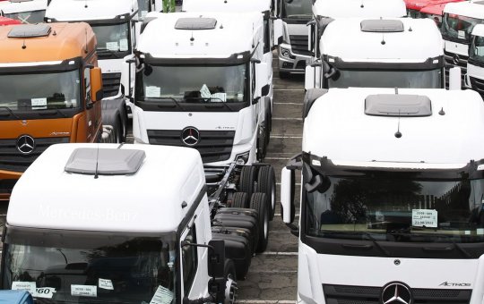 Lula assina MP que destina mais R$ 300 mi para compra de carros