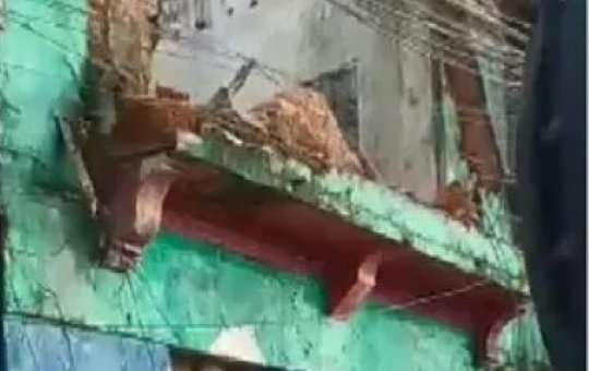 Fachada de prédio é demolida irregularmente por moradores no Largo da Soledade