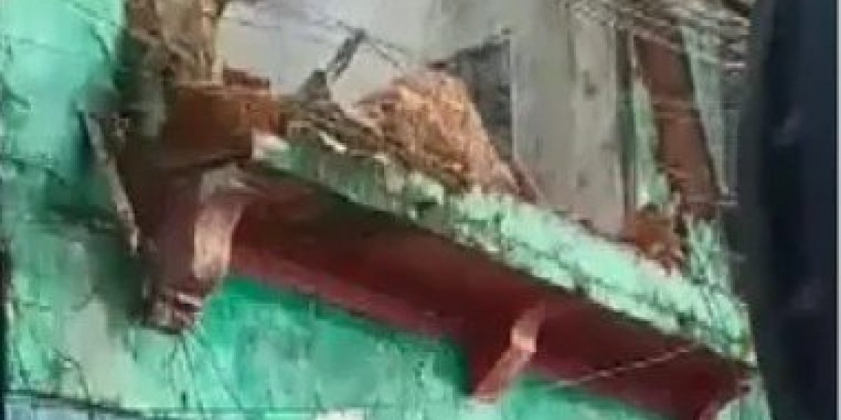 Fachada de prédio é demolida irregularmente por moradores no Largo da Soledade