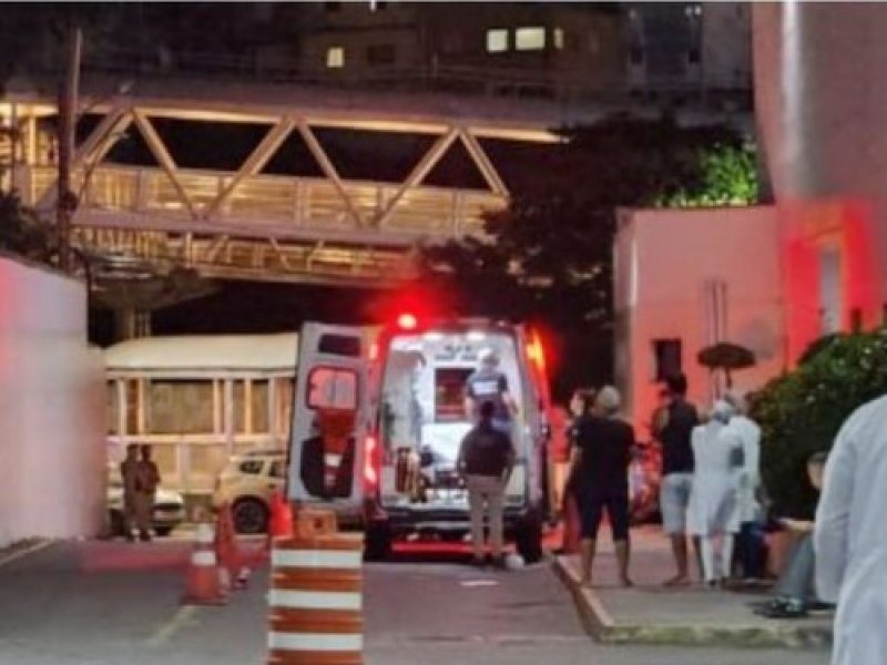 Homem é retirado de ambulância e executado em hospital na Avenida ACM