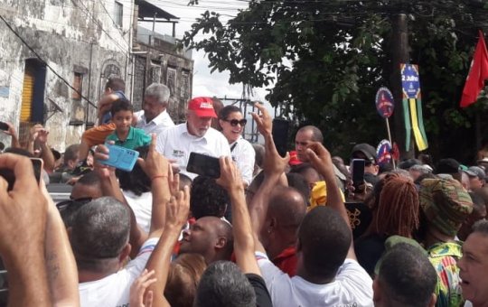 Lula marca presença na celebração do 2 de Julho e faz cortejo em carro aberto 