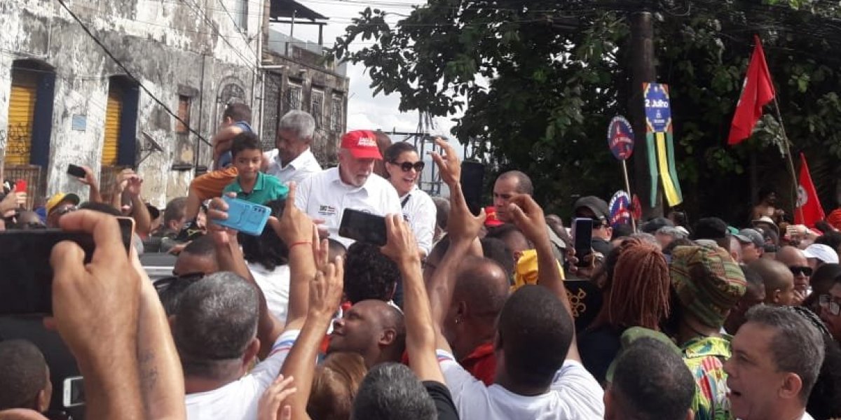Lula marca presença na celebração do 2 de Julho e faz cortejo em carro aberto