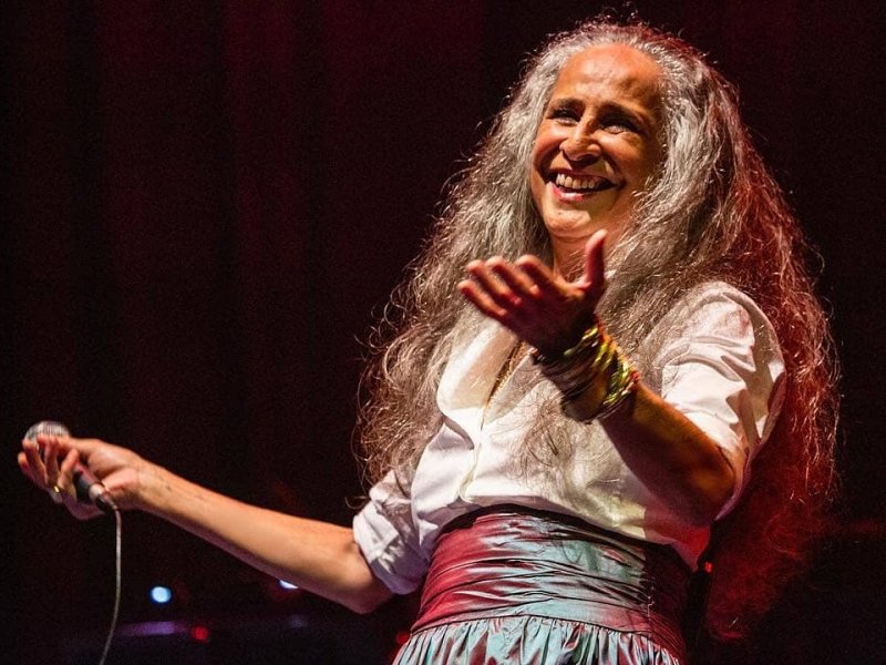 Maria Bethânia comemora inelegibilidade de Bolsonaro em show em Lisboa 