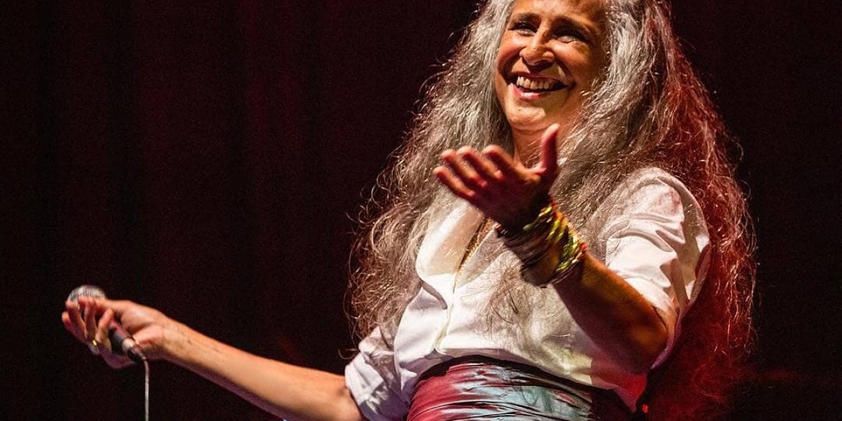 Maria Bethânia comemora inelegibilidade de Bolsonaro em show em Lisboa
