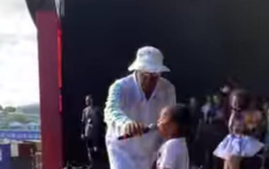 Márcio Victor, do Psirico, é criticado após criança falar palavrão em seu show