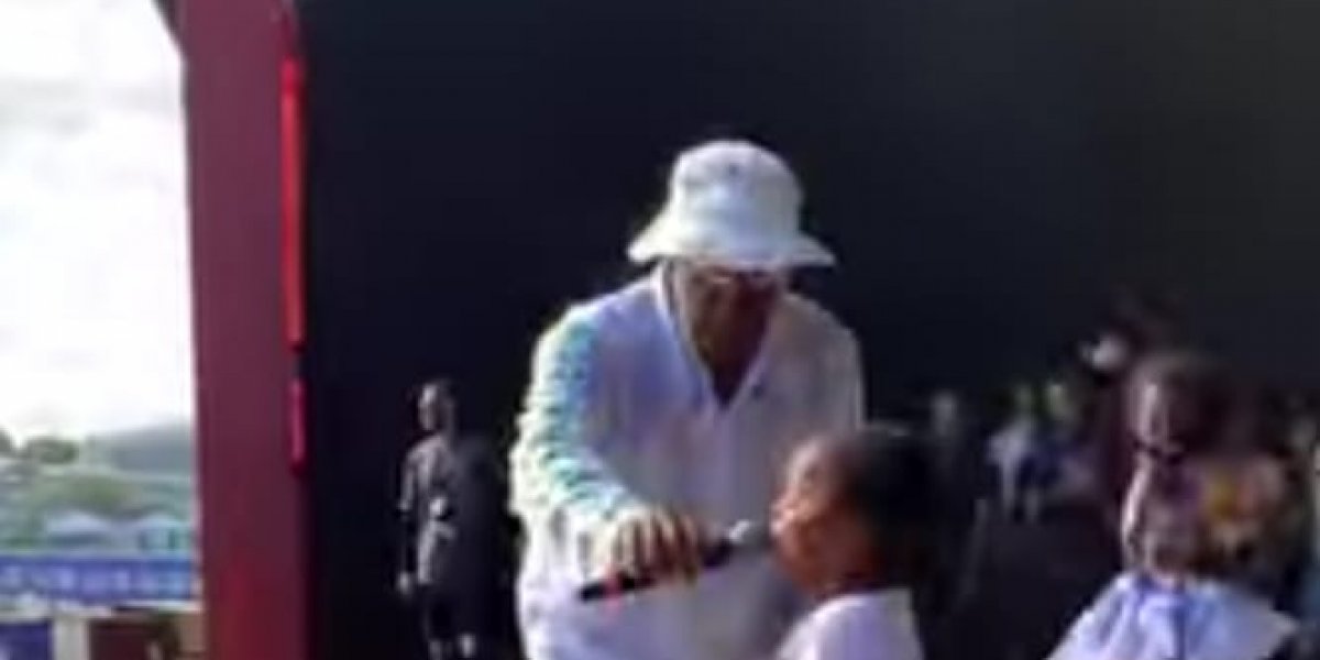 Márcio Victor, do Psirico, é criticado após criança falar palavrão em seu show