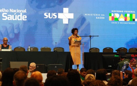 Ministra recebe manifestações de apoio ao abrir Conferência de Saúde