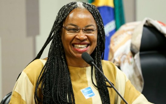 Deputada Olívia Santana lança livro 'Mulher Preta na Política'