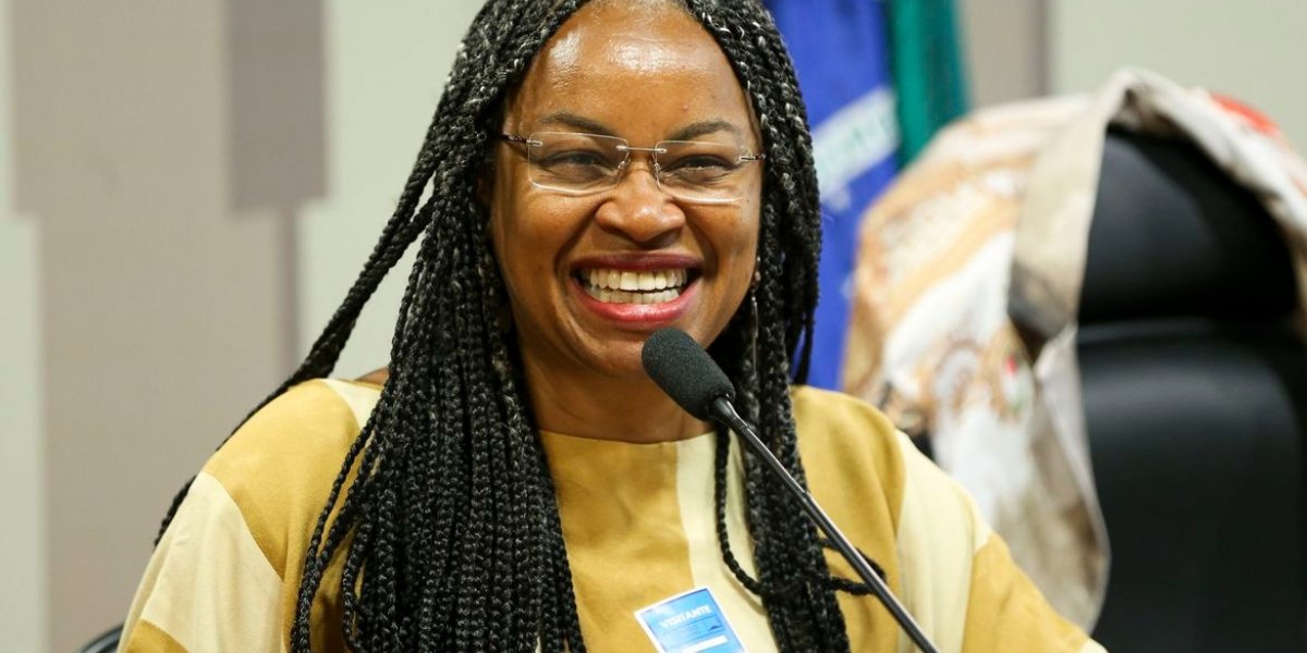 Deputada Olívia Santana lança livro 'Mulher Preta na Política'