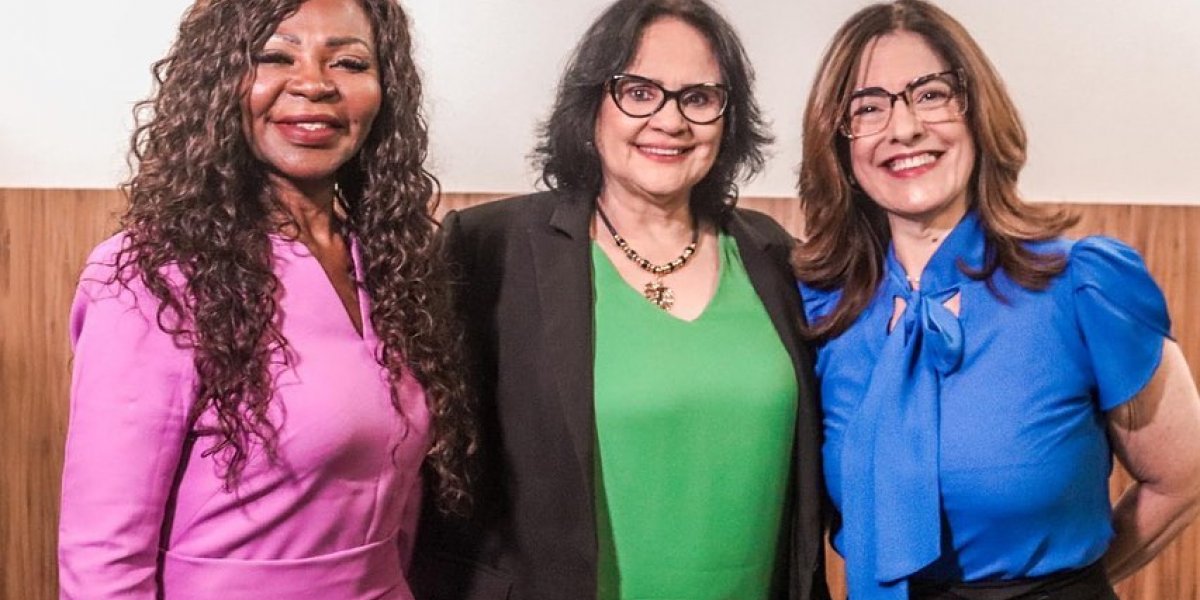 Alvo de ataques, Ireuda recebe apoio de Damares em ato contra violência poítica