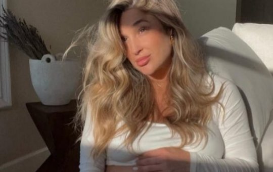 EUA: influenciadora conhece filha recém-nascida após acordar de coma induzido