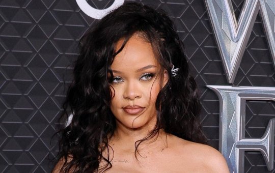 Rihanna viraliza ao preparar raspadinha de gelo em viagem para Barbados