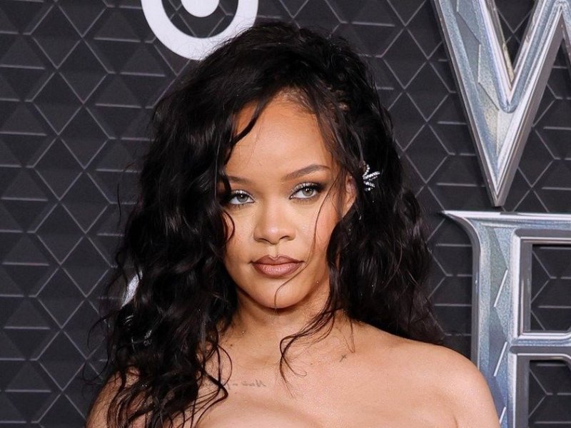 Rihanna viraliza ao preparar raspadinha de gelo em viagem para Barbados