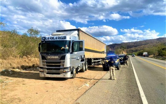 PRF prende homens acusados de saquear carga de caminhão acidentado na BR-116