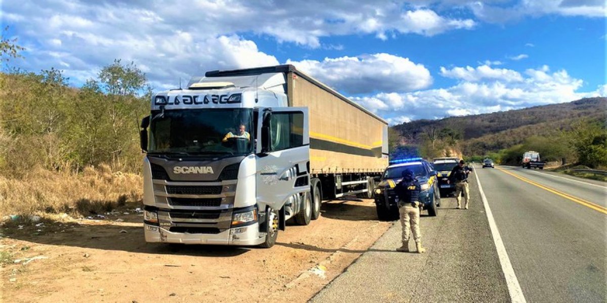 PRF prende homens acusados de saquear carga de caminhão acidentado na BR-116